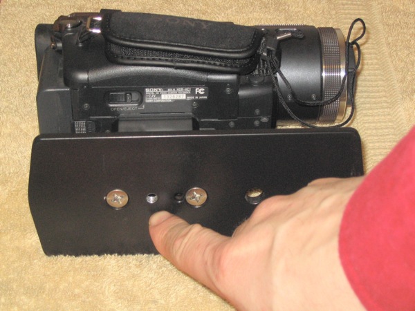 Tripod mounting thread in base