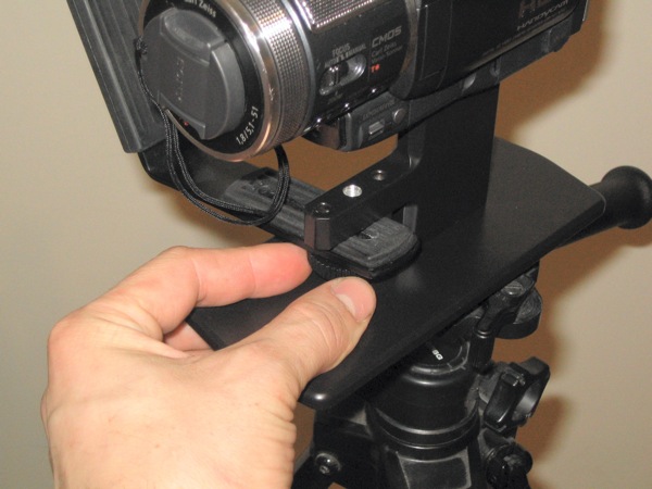 Tighten accessory thumbscrew